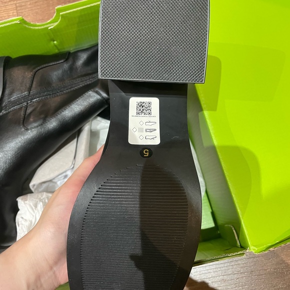 Black leather boot - Picture 2 of 2